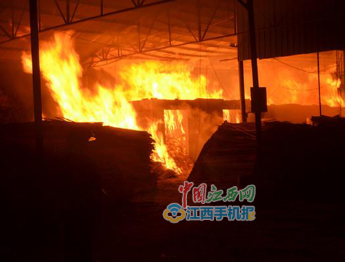 毛竹厂火光冲天 宜春袁州消防火速扑救