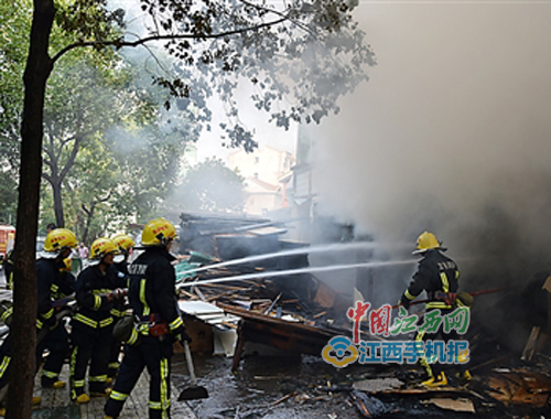 电瓶车充电不慎短路 宜春一木床加工厂成“火海”